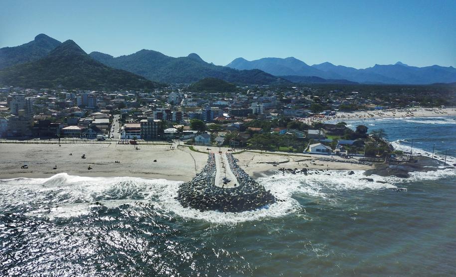 Vista aérea das obras na orla de Matinhos