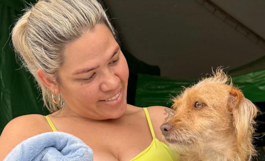 Dona de pet com seus animaizinho