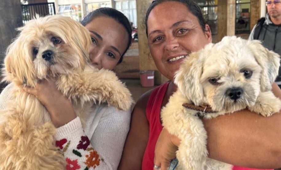 Duas donas de pet com seus animaizinhos