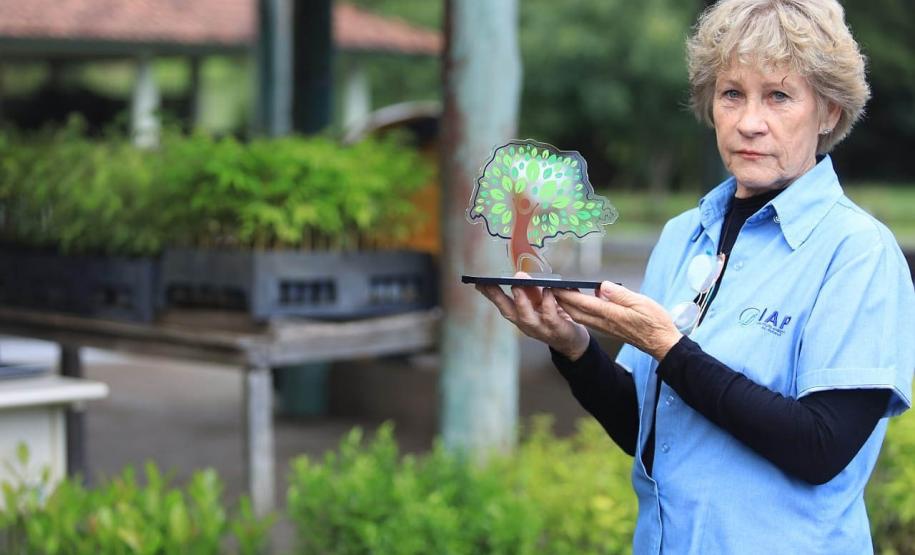 Foto de servidora com prêmio