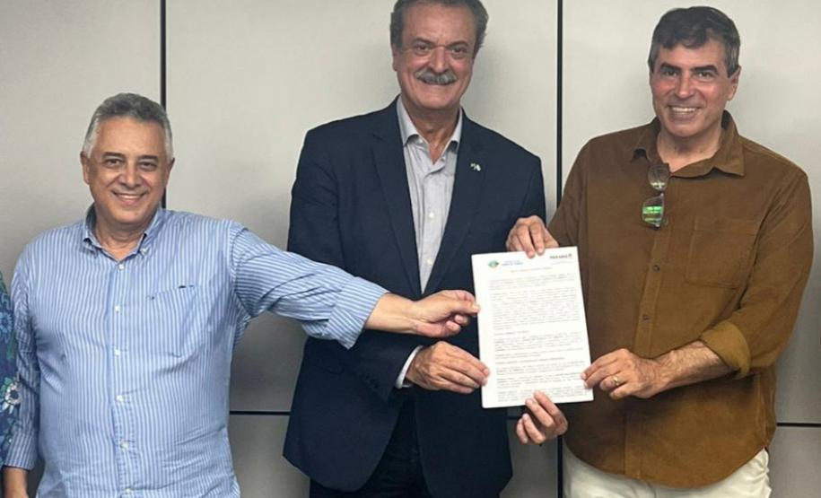 Diretor-presidente do IAT e envolvidos na ação posando para a foto