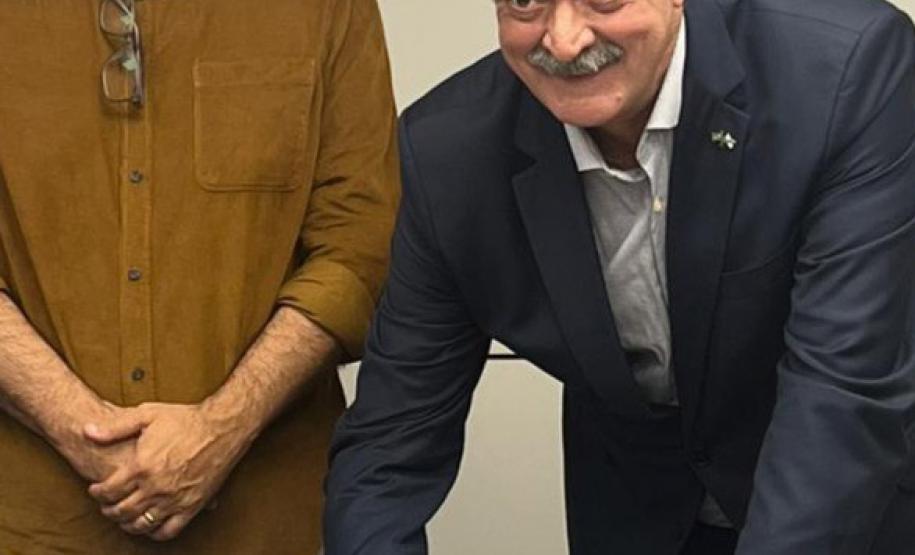 Diretor-presidente do IAT assinando documento