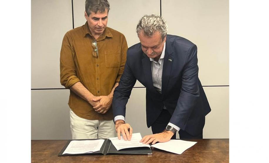 Diretor-presidente do IAT assinando documento