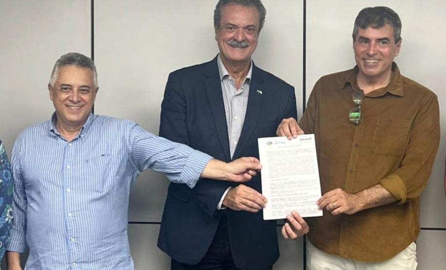 Diretor-presidente do IAT e envolvidos na ação posando para a foto