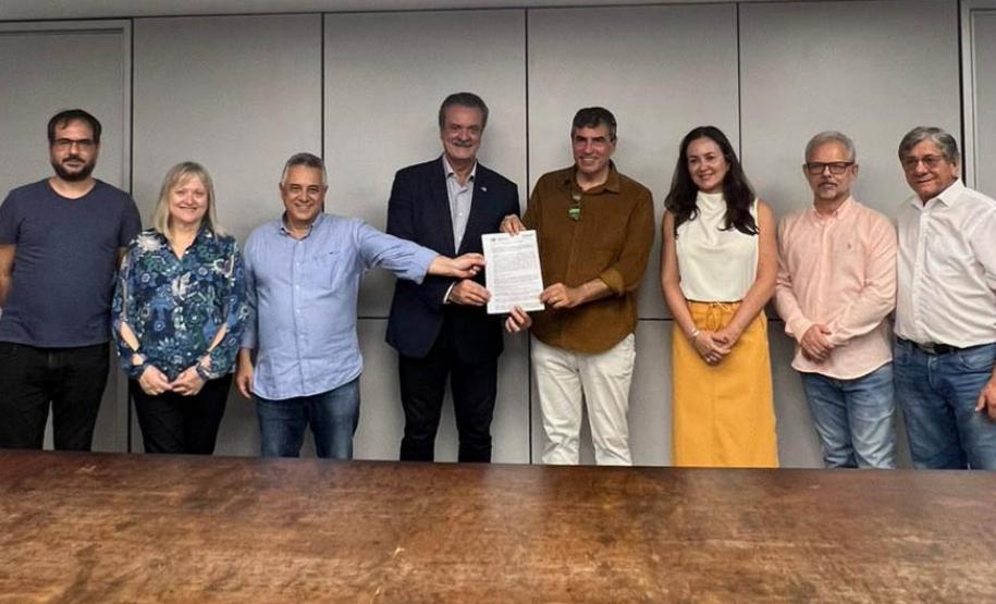 Diretor-presidente do IAT e envolvidos na ação posando para a foto