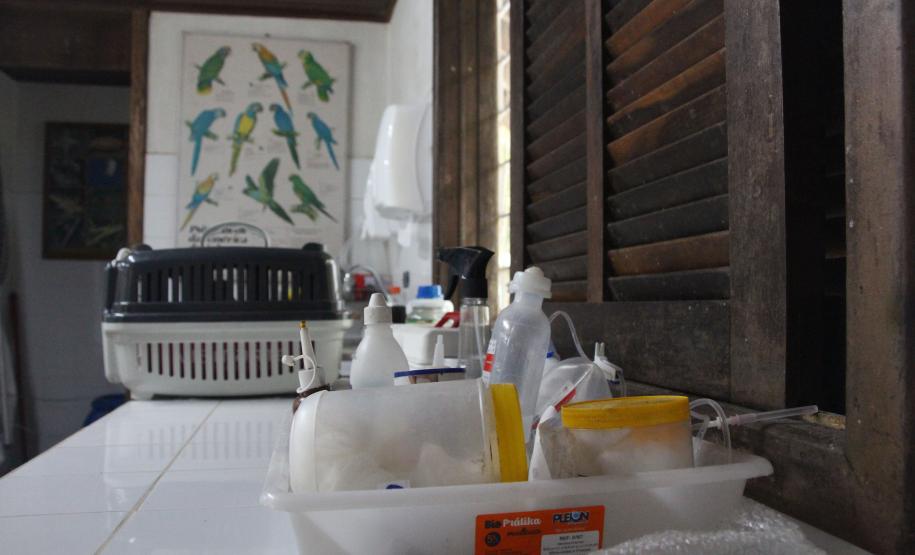 Foto de equipamentos de limpeza em laboratório