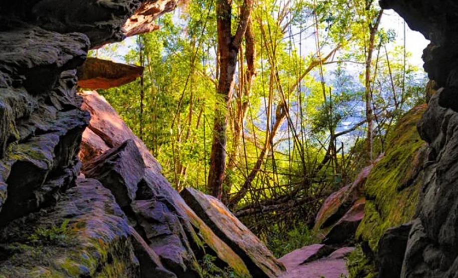 Saída de uma caverna do Parque Estadual do Monge