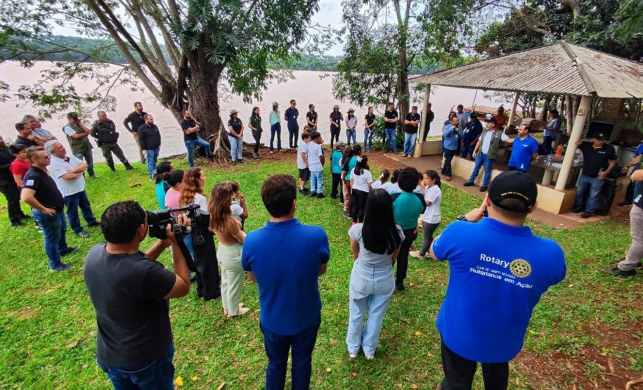 Pessoas acompanhando a soltura dos peixes
