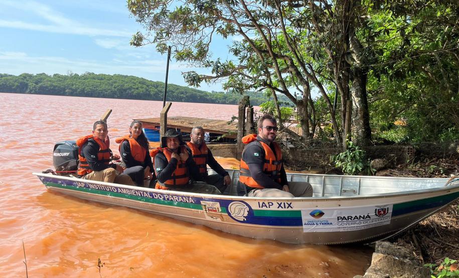 Participantes da ação dentro de um bote