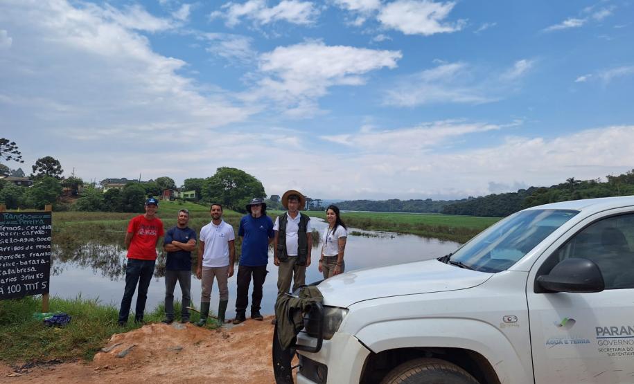 participantes posando para foto com o rio ao fundo
