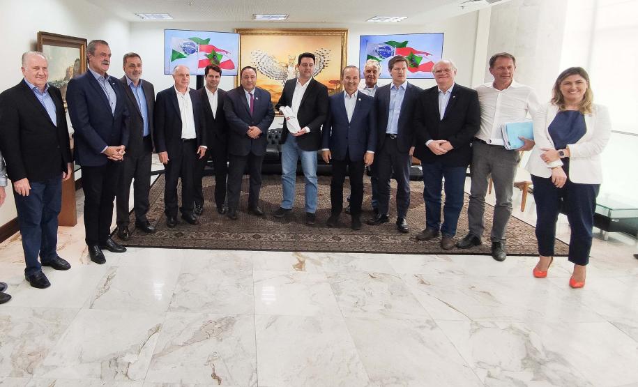 Os governadores do Paraná, Carlos Massa Ratinho Junior, e de Santa Catarina, Jorginho Melo, estabeleceram nesta segunda-feira (20), em reunião no Palácio Iguaçu, um grupo de trabalho para estudar as melhores formas de minimizar os efeitos das cheias do Rio Iguaçu, que afetam os dois estados.