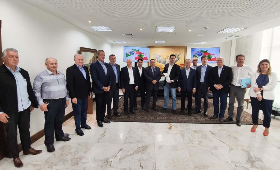 Os governadores do Paraná, Carlos Massa Ratinho Junior, e de Santa Catarina, Jorginho Melo, estabeleceram nesta segunda-feira (20), em reunião no Palácio Iguaçu, um grupo de trabalho para estudar as melhores formas de minimizar os efeitos das cheias do Rio Iguaçu, que afetam os dois estados.