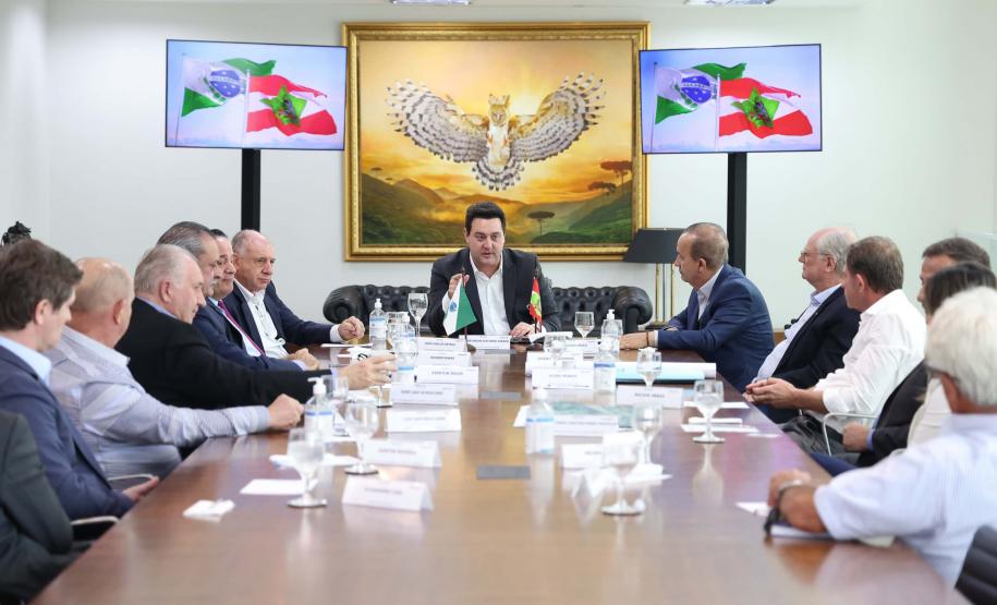 Os governadores do Paraná, Carlos Massa Ratinho Junior, e de Santa Catarina, Jorginho Melo, estabeleceram nesta segunda-feira (20), em reunião no Palácio Iguaçu, um grupo de trabalho para estudar as melhores formas de minimizar os efeitos das cheias do Rio Iguaçu, que afetam os dois estados.