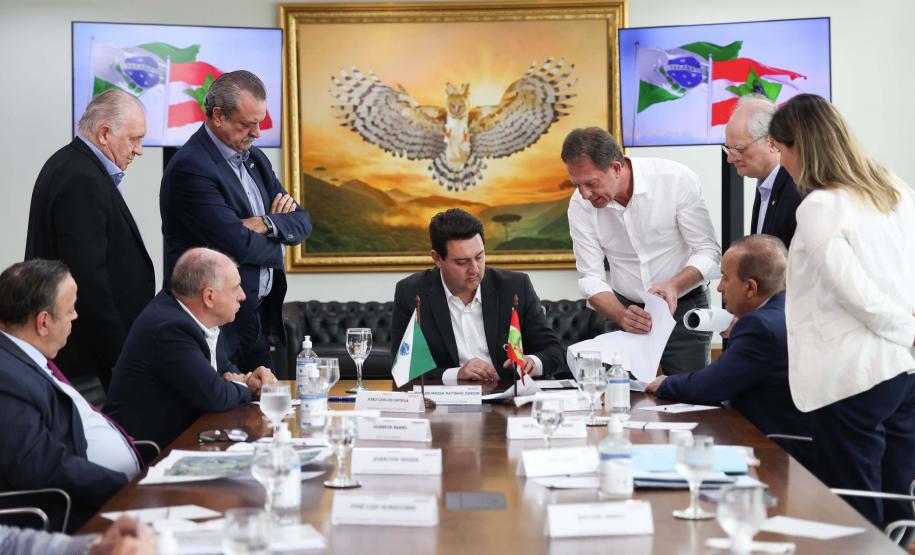 Os governadores do Paraná, Carlos Massa Ratinho Junior, e de Santa Catarina, Jorginho Melo, estabeleceram nesta segunda-feira (20), em reunião no Palácio Iguaçu, um grupo de trabalho para estudar as melhores formas de minimizar os efeitos das cheias do Rio Iguaçu, que afetam os dois estados.
