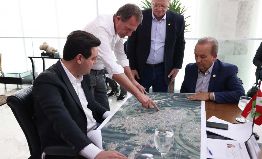 Os governadores do Paraná, Carlos Massa Ratinho Junior, e de Santa Catarina, Jorginho Melo, estabeleceram nesta segunda-feira (20), em reunião no Palácio Iguaçu, um grupo de trabalho para estudar as melhores formas de minimizar os efeitos das cheias do Rio Iguaçu, que afetam os dois estados.