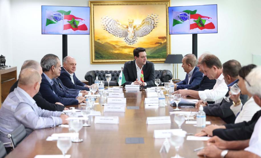 Os governadores do Paraná, Carlos Massa Ratinho Junior, e de Santa Catarina, Jorginho Melo, estabeleceram nesta segunda-feira (20), em reunião no Palácio Iguaçu, um grupo de trabalho para estudar as melhores formas de minimizar os efeitos das cheias do Rio Iguaçu, que afetam os dois estados.