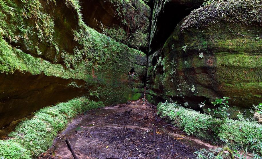Paredão geológico característico do Parque Estadual do Monge