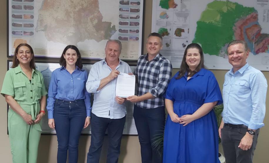 Representantes das cooperativas e membros do IAT posando para foto.