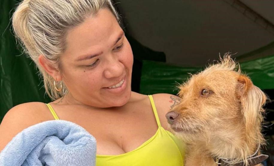 Mãe de pet com cachorro no colo