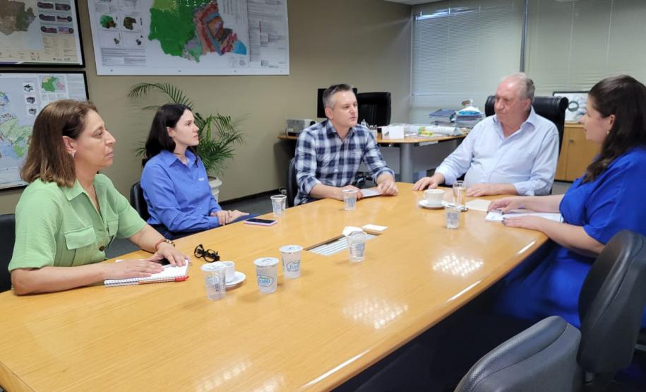 Representantes das cooperativas e membros do IAT em reunião.