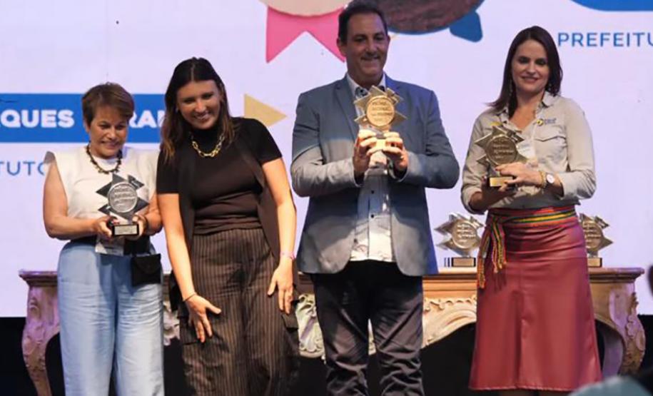 Equipe recebendo a honraria