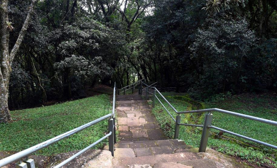 Escadaria com corrimões que concede acesso a trilha interditada