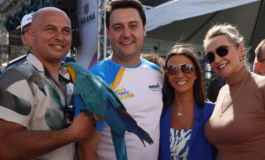 Governador Carlos Massa Ratinho Junior em foto com os presentes