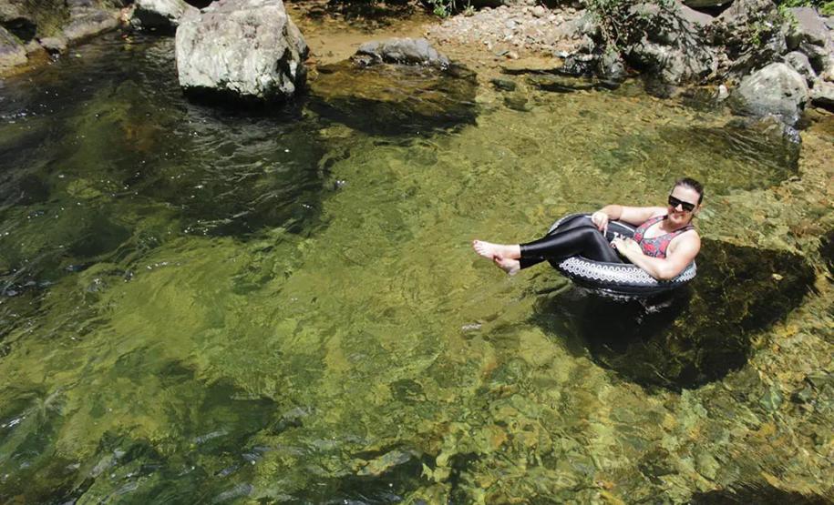 Keila Kubo dentro de uma piscina natural