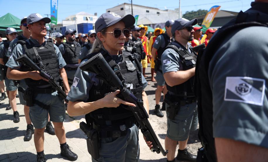 policiais acompanhando o evento