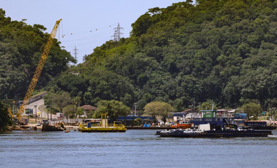 barcos no mar com vegetação típica do litoral paranaense ao fundo