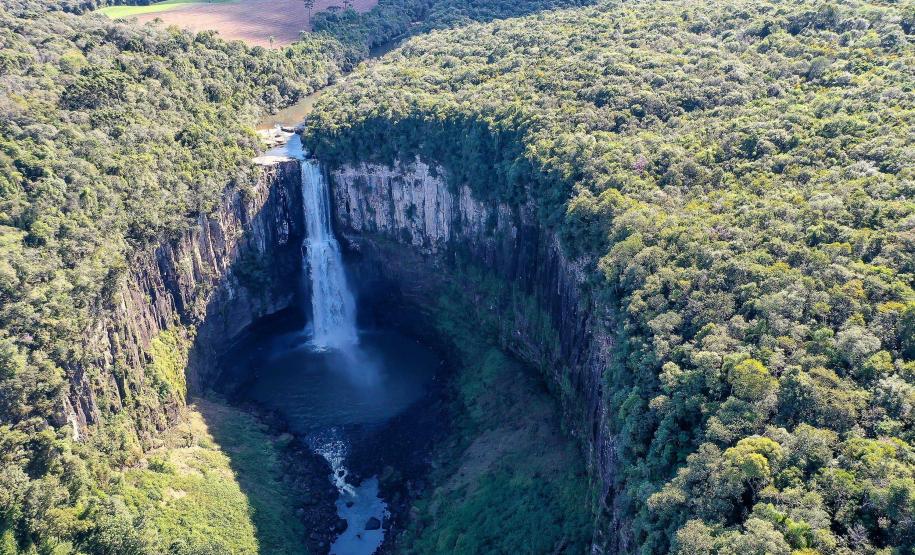 Cachoeira em unidade de conservação paranaense
