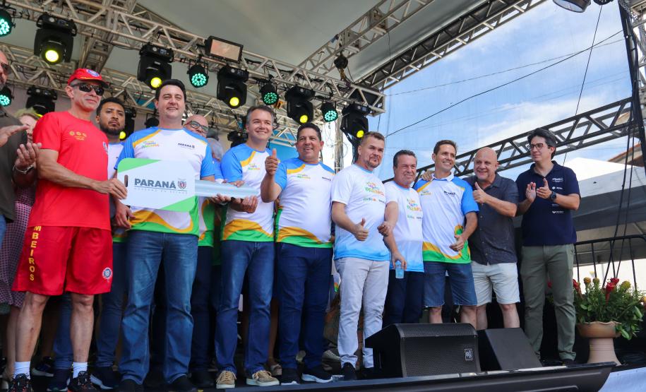 Governador Carlos Massa Ratinho Junior acompanhando o evento