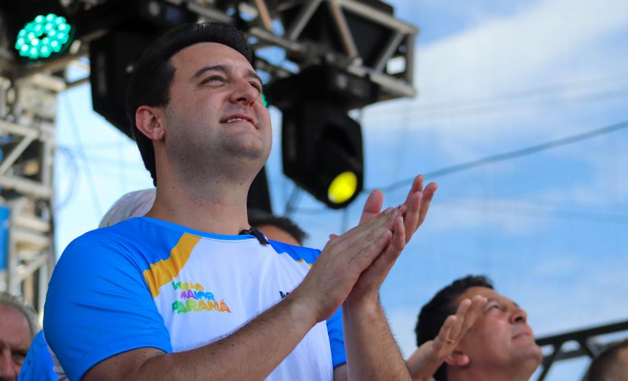 Governador Carlos Massa Ratinho Junior acompanhando o evento