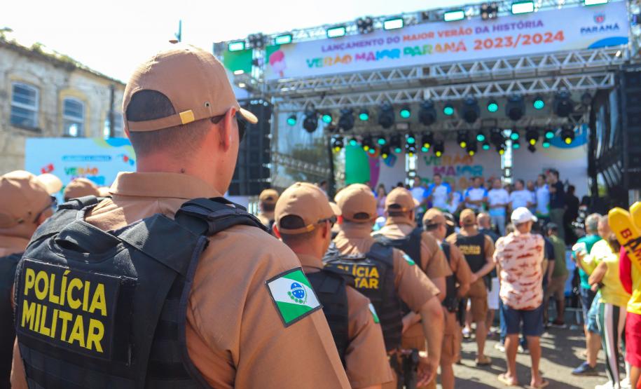 policiais acompanhando o evento