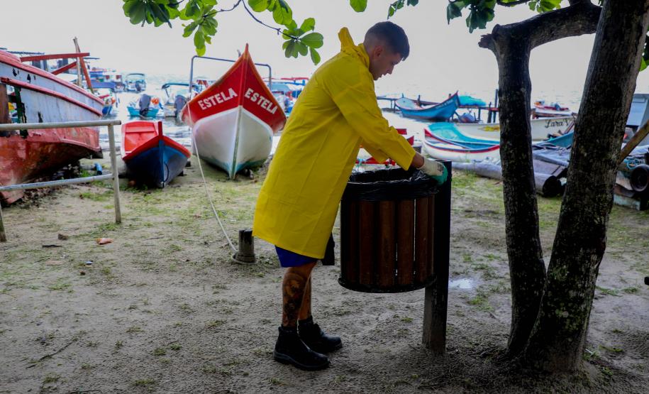 Voluntário recolhendo o lixo da praia