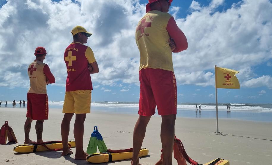 integrantes do corpo de bombeiros resguardando a praia