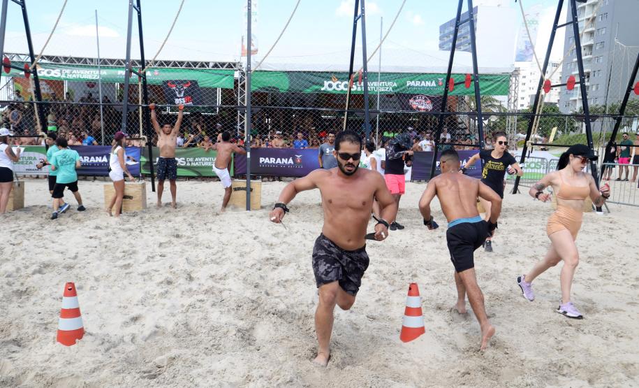 Banhistas participando de jogos e dinâmicas na areia