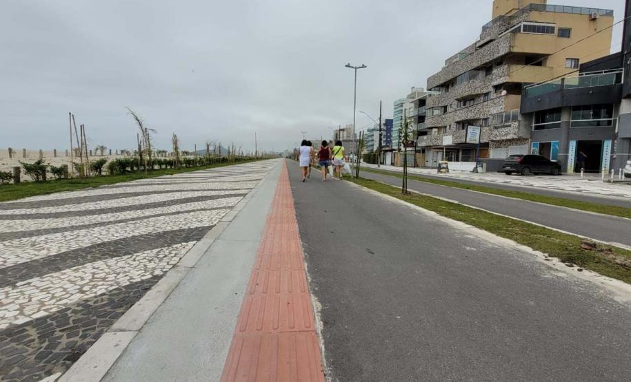 Foto de rua da orla de Matinhos