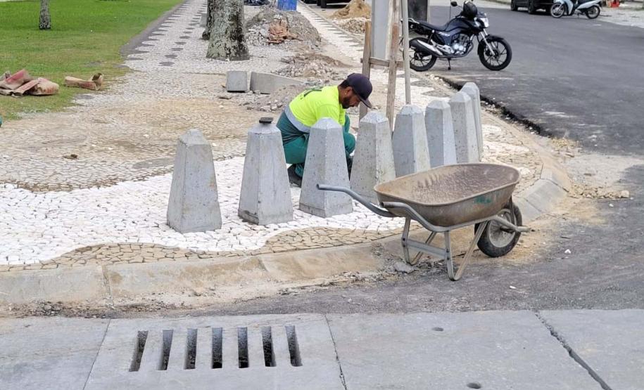 Foto de operários na orla de Matinhos