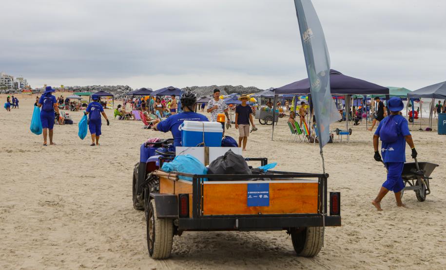 Equipe da Senepar realiza limpeza das praias paranaenses.