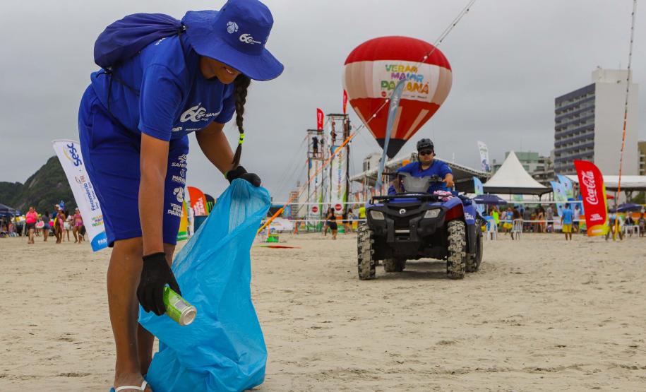Equipe da Senepar realiza limpeza das praias paranaenses.