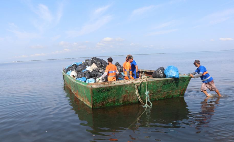 Barca recolhendo lixo no litoral paranaense