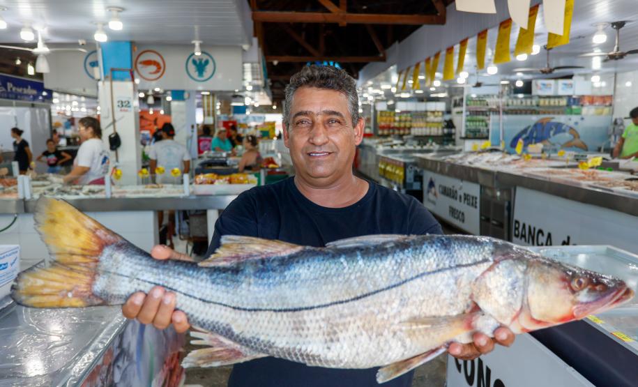 Comerciante com um peixe nas mãos