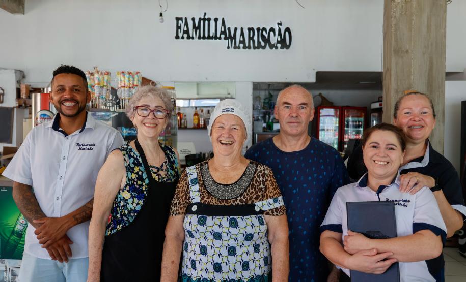 Funcionários da "Familia Mariscão" posando para foto