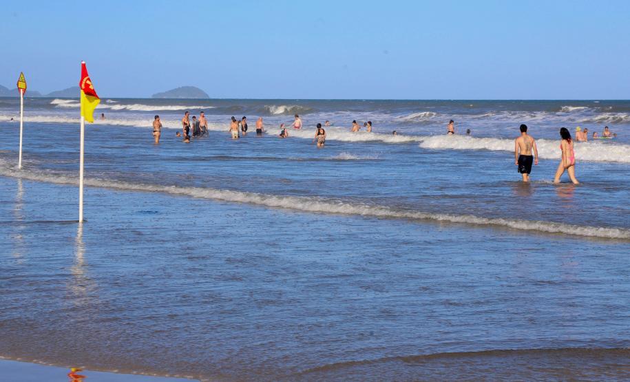 Banhistas no mar da praia