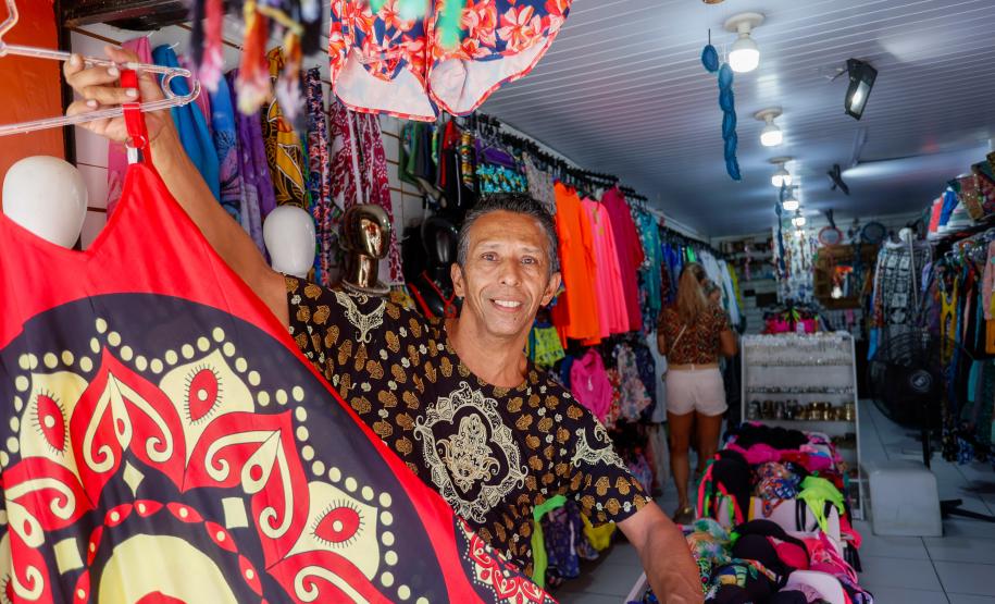 Comerciante com produto em mãos