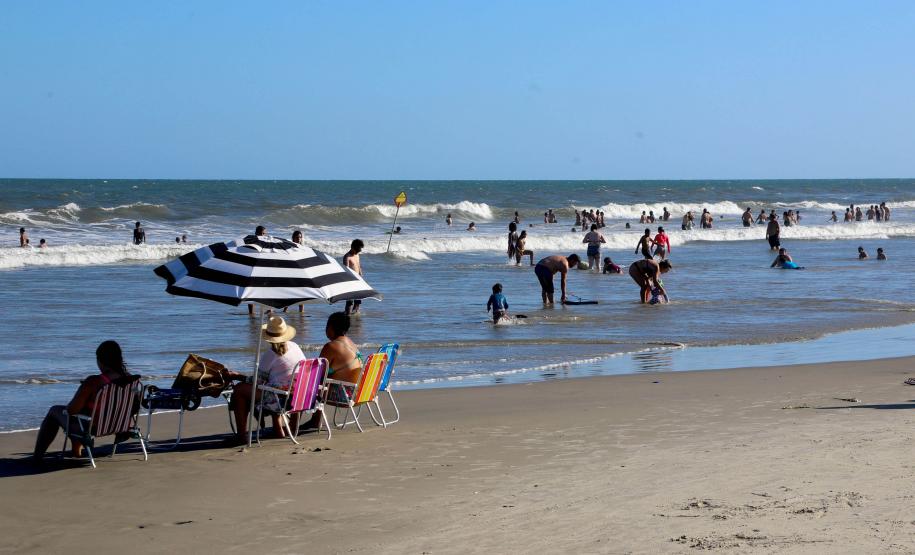Banhistas no mar da praia