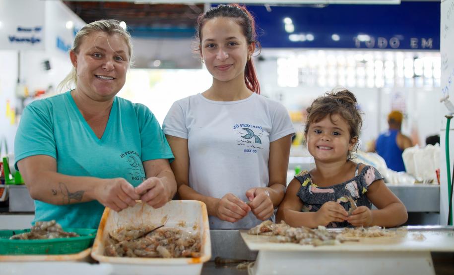Família posando para foto em um peixaria