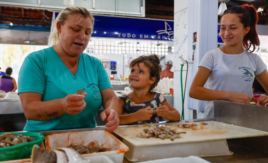 Família em uma peixaria