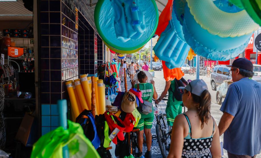 Clientes passando em frente ao comércio local